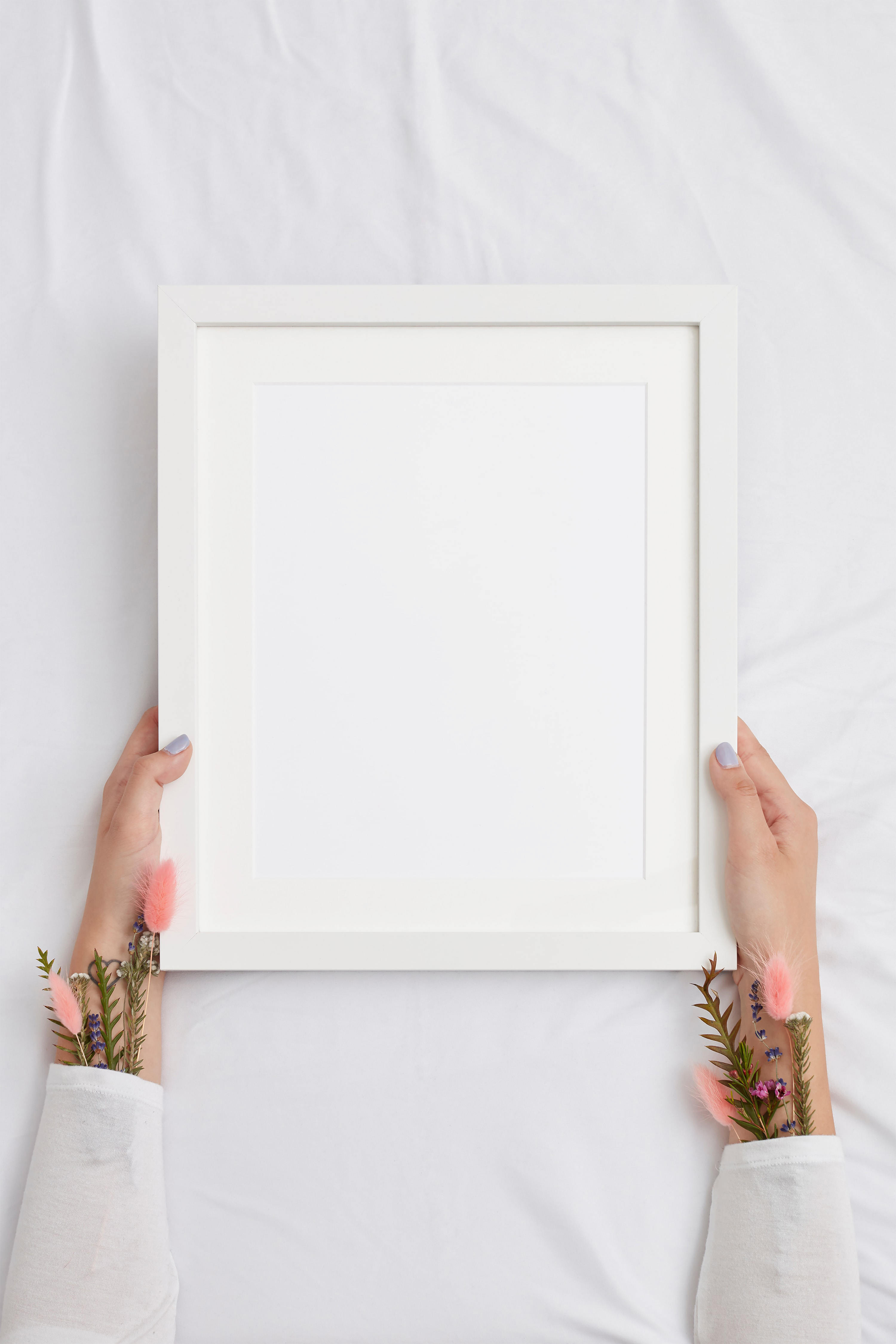 Free Handheld Frame Mockup Mo.21