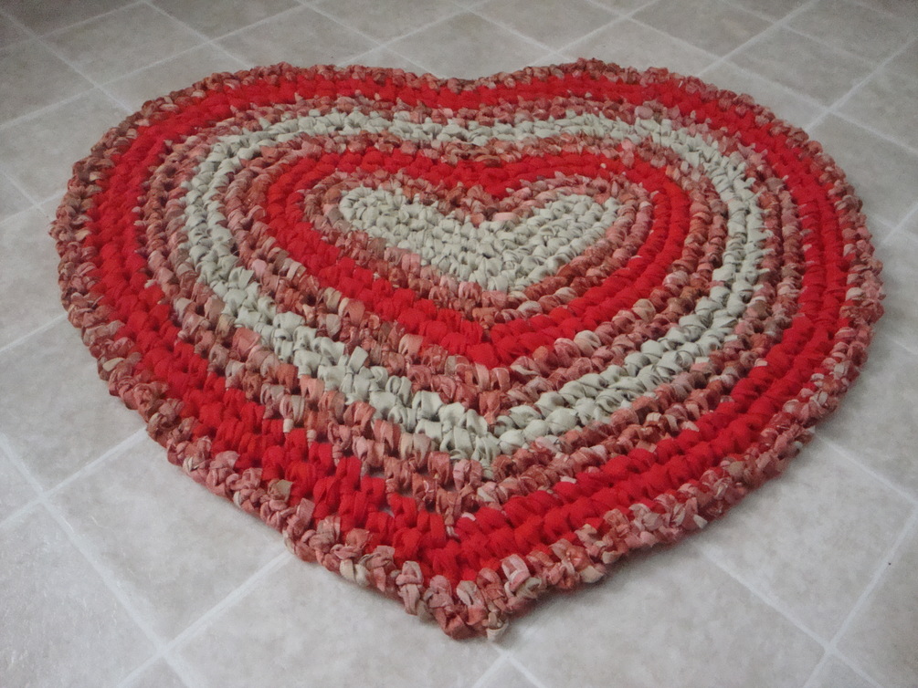 Crocheting a Heart Shaped Rag Rug Tutorial