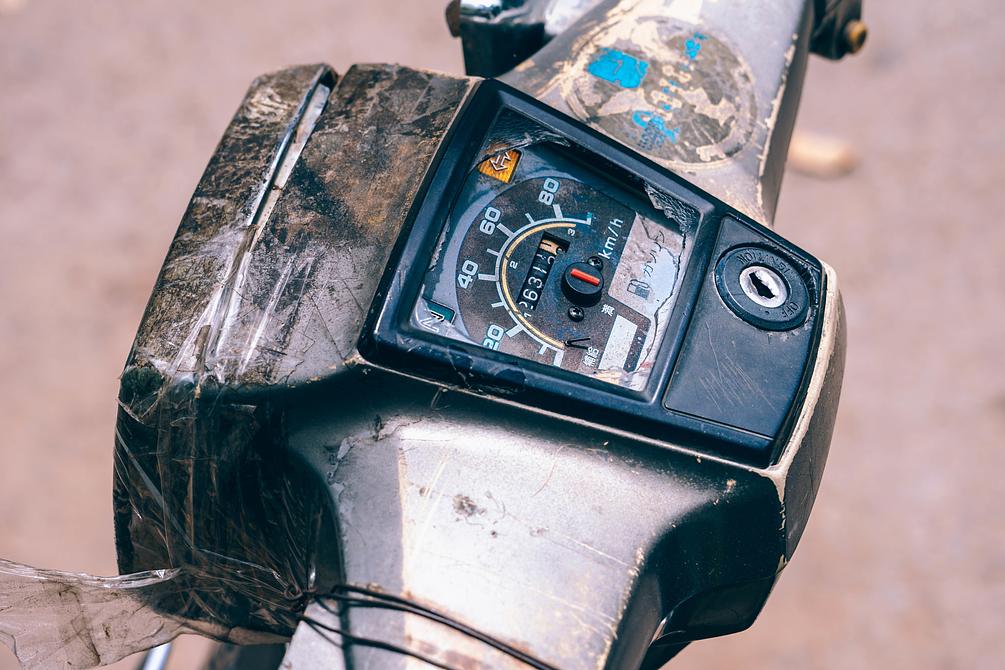 Broken Speedometer on a Bike (6000 x 4000px)