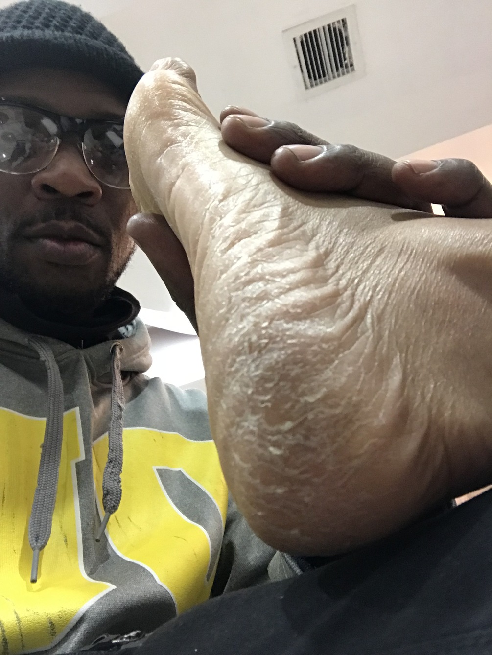 Size 8 Mature Mexican FEET Massage At Work