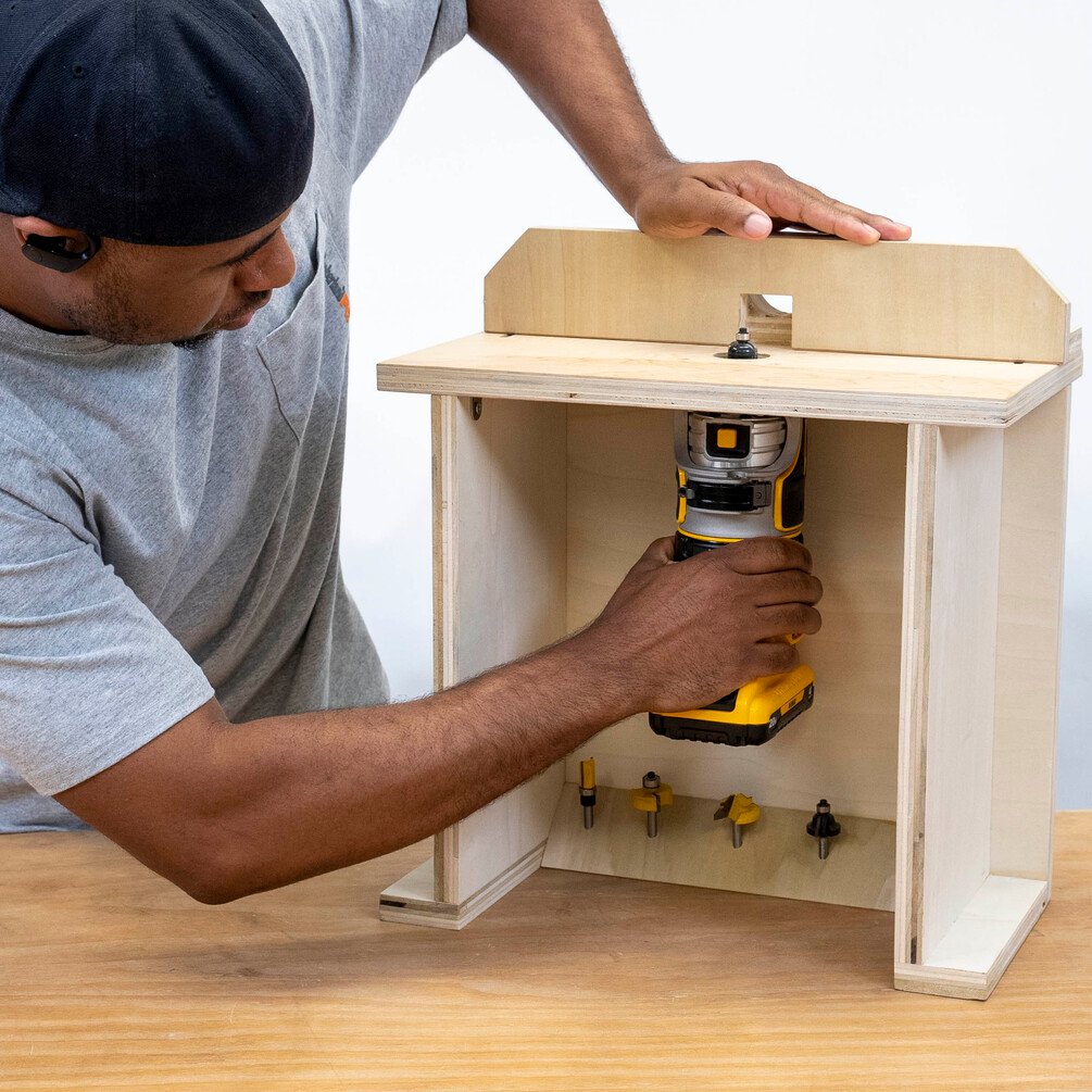 Benchtop router table with fence