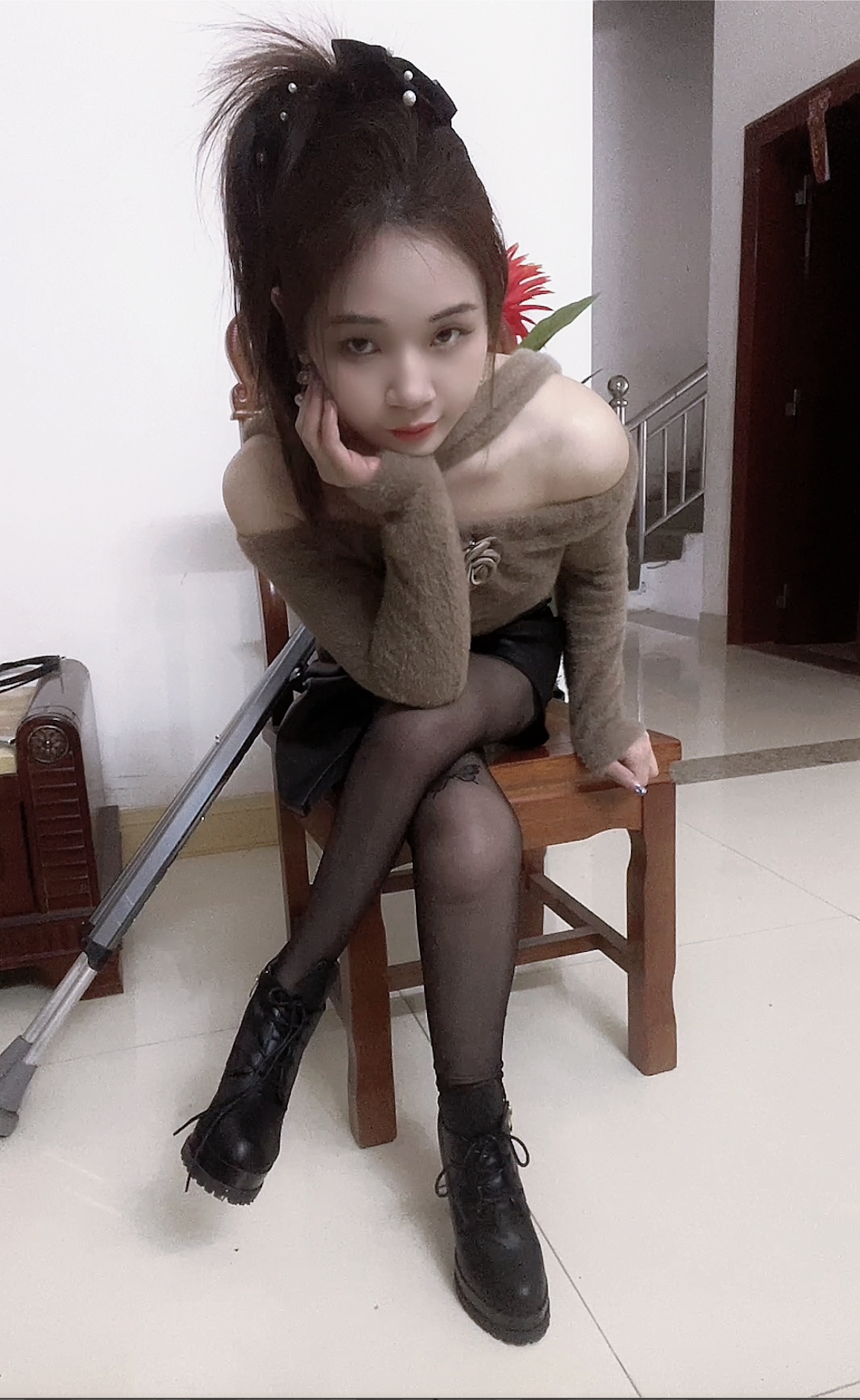 "LoliccPolio girl Long crutch and short crutch" is online. Lanzi